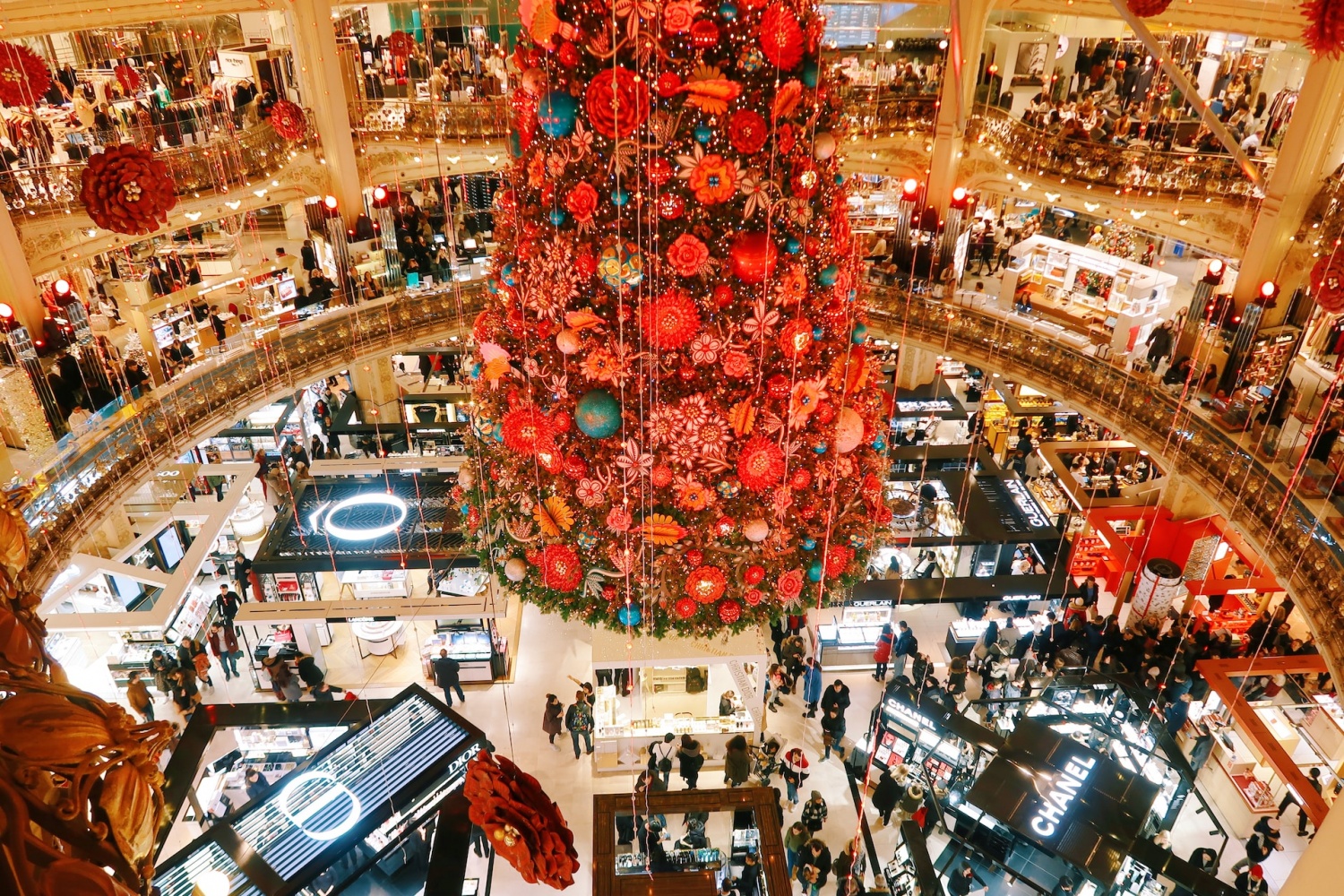 Why Shopping During the Holidays Feels Addicting