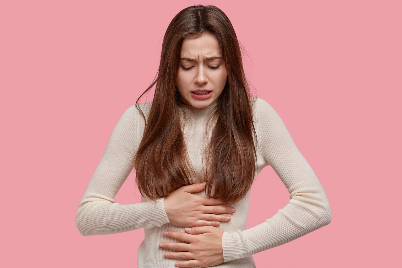 woman feels pain in stomach