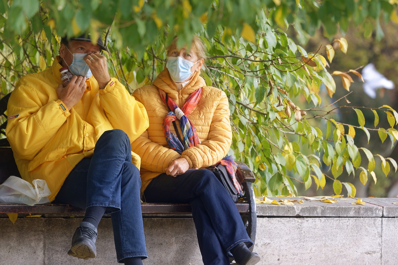 elderly couple during pandemic